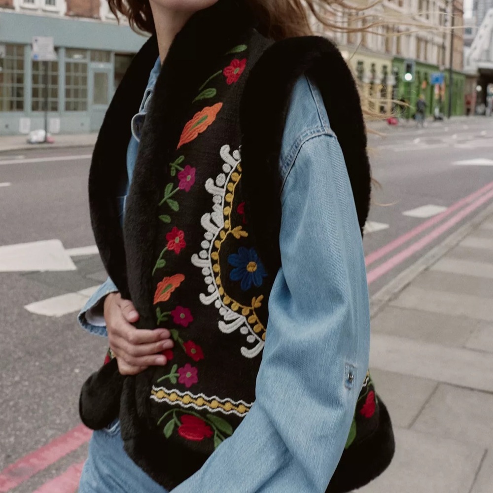 ZARA limited edition CONTRASTING EMBROIDERED FAUX FUR VEST - Picture 5 of 9